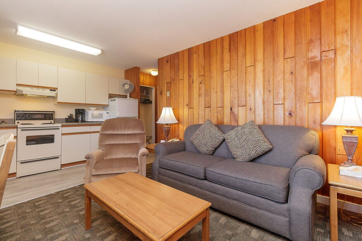 Sviitti, 1 makuuhuone (1 Queen Bed, 1 Single and 1 Sofa Bed) | Oleskelualue | Televisio