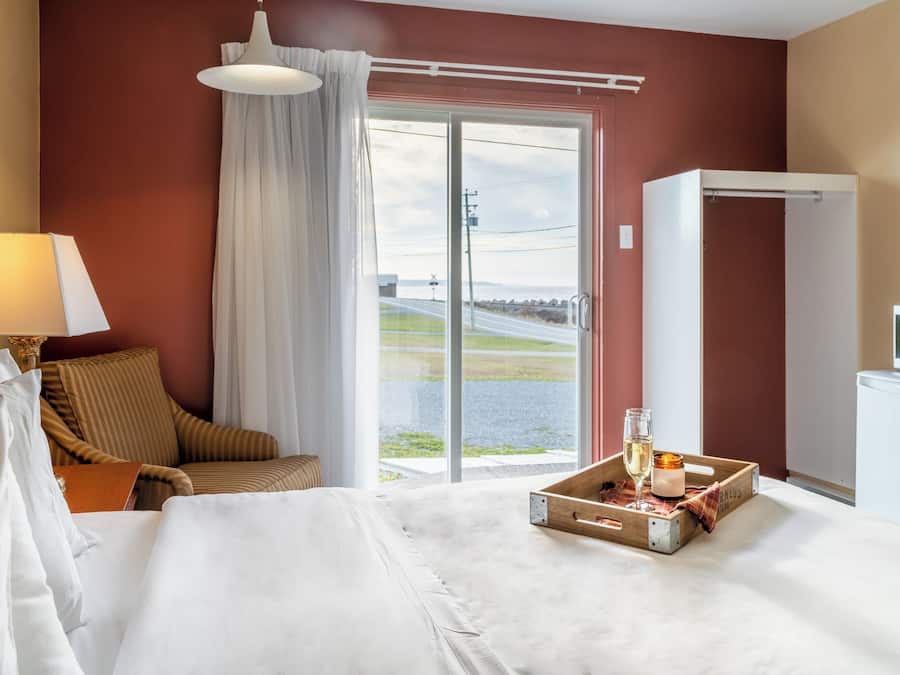 Cubrecamas, espacio para trabajar con laptop y wifi gratis