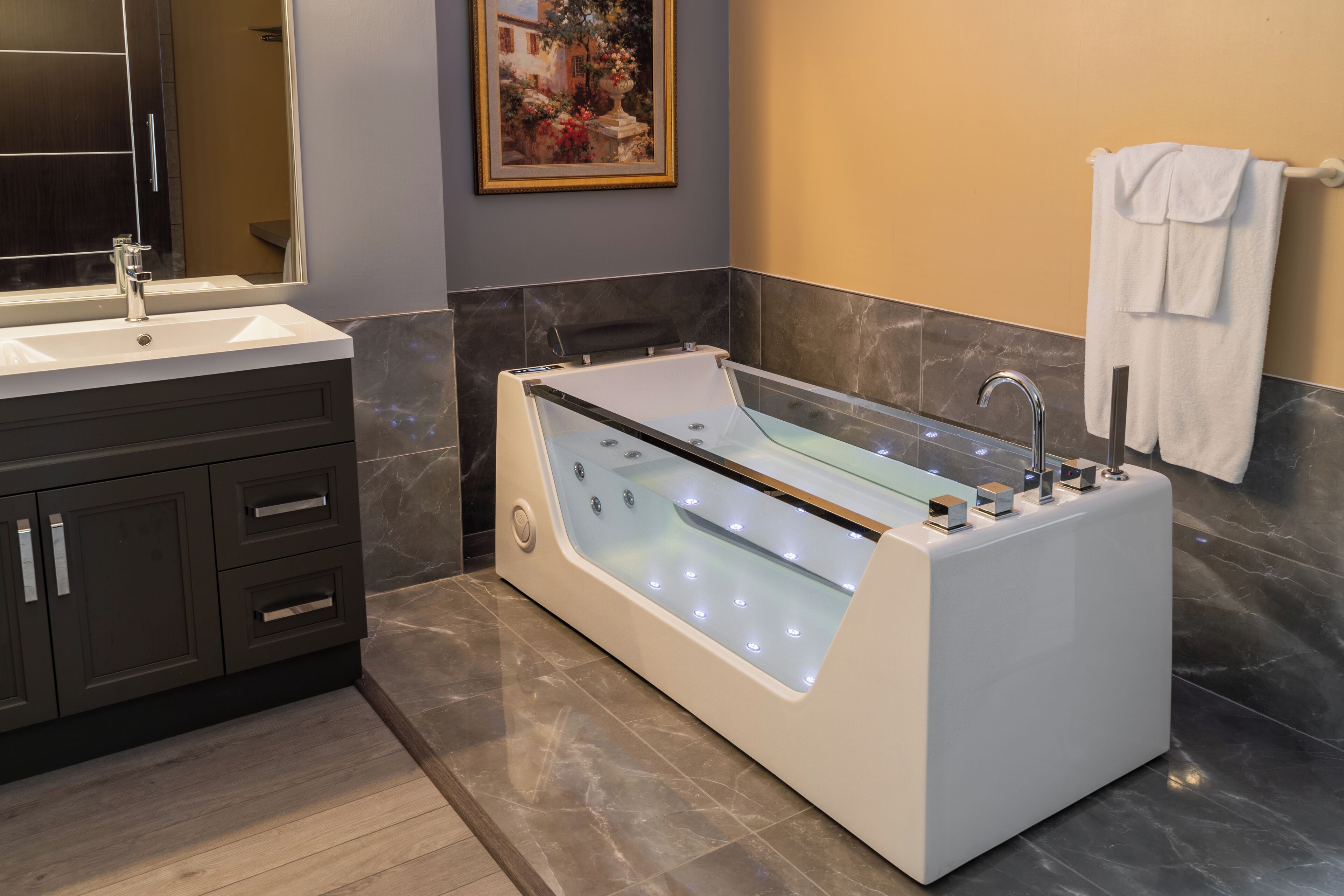 Un bagno moderno con una vasca da bagno ampia, un lavandino e uno specchio.