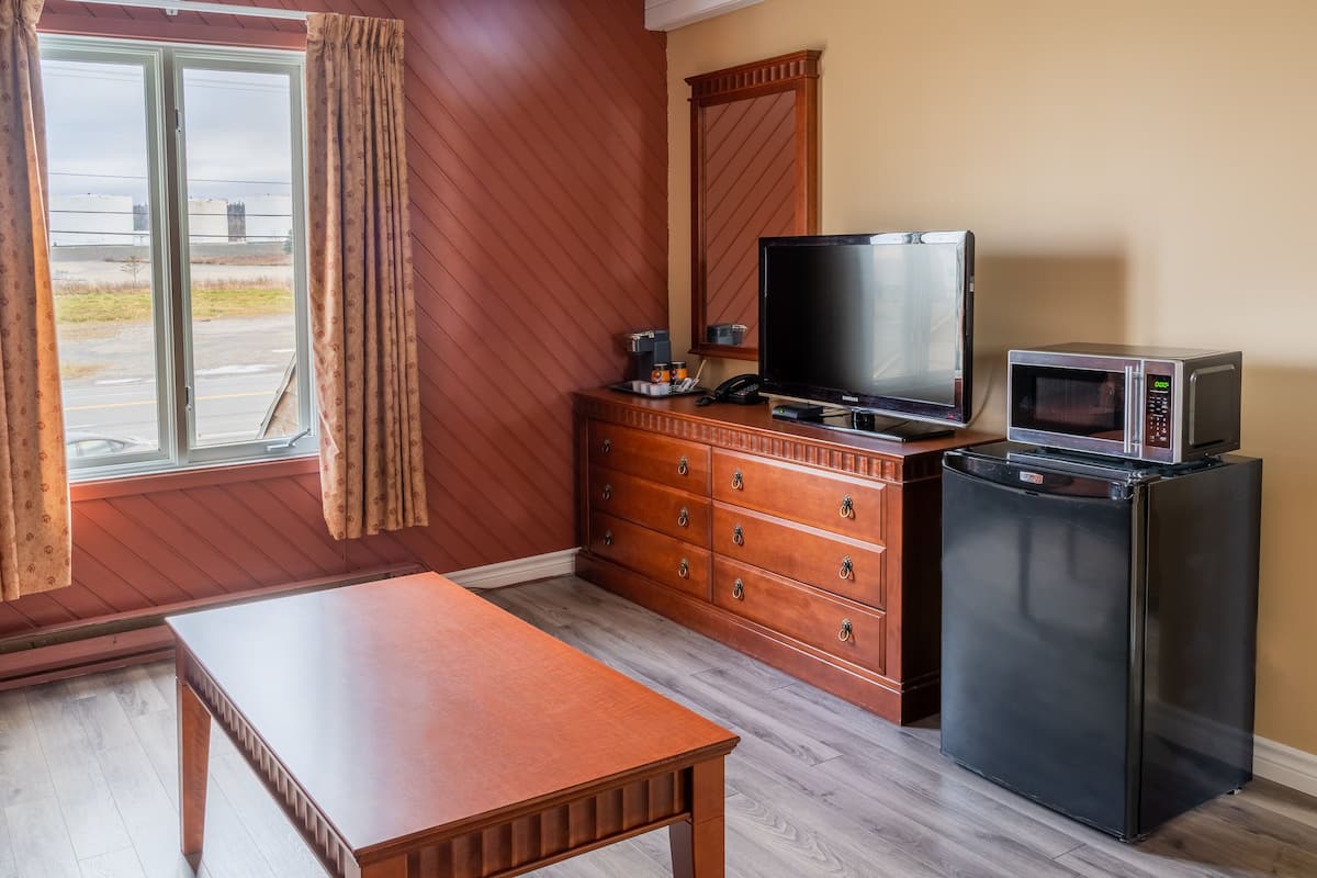 Executive Suite, 2 Bedrooms | Ruang tamu | TV