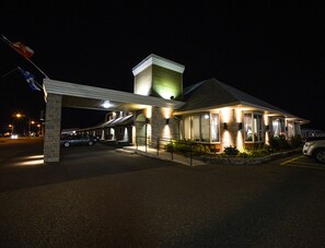 Front of property – evening/night - Hôtel Motel La Vigie (Matane)