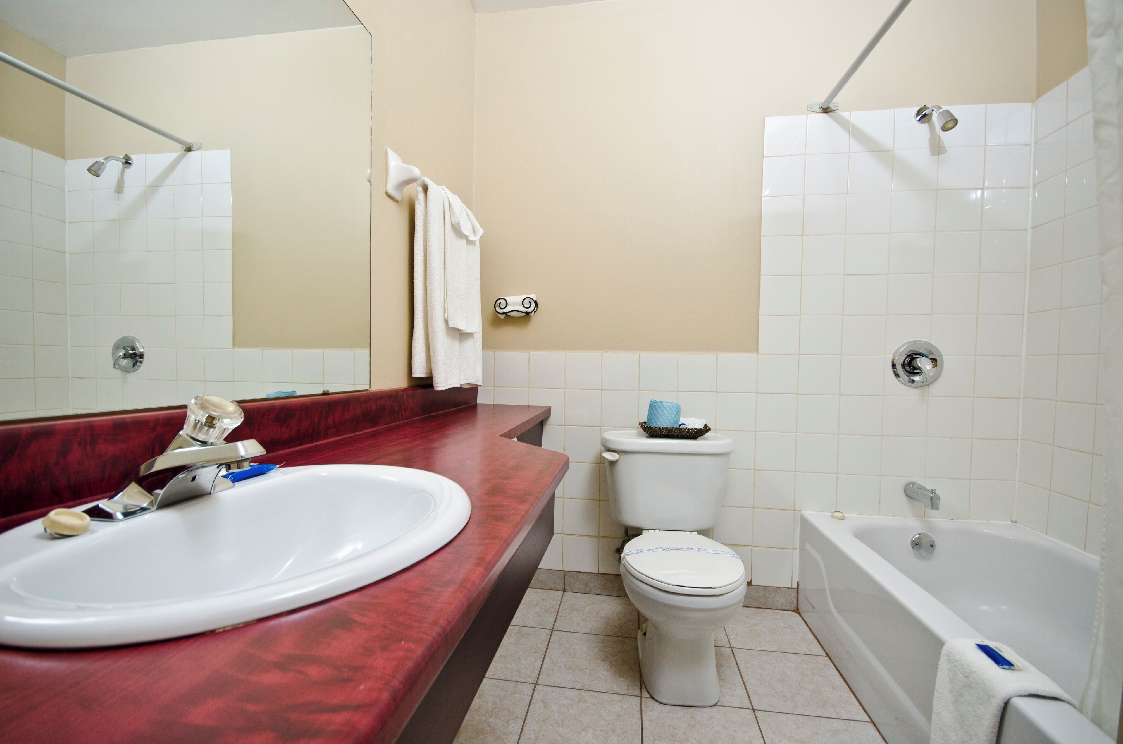 Un baño con un lavamanos blanco, un inodoro y una bañera.