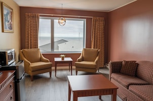 Cubrecamas, espacio para trabajar con laptop y wifi gratis