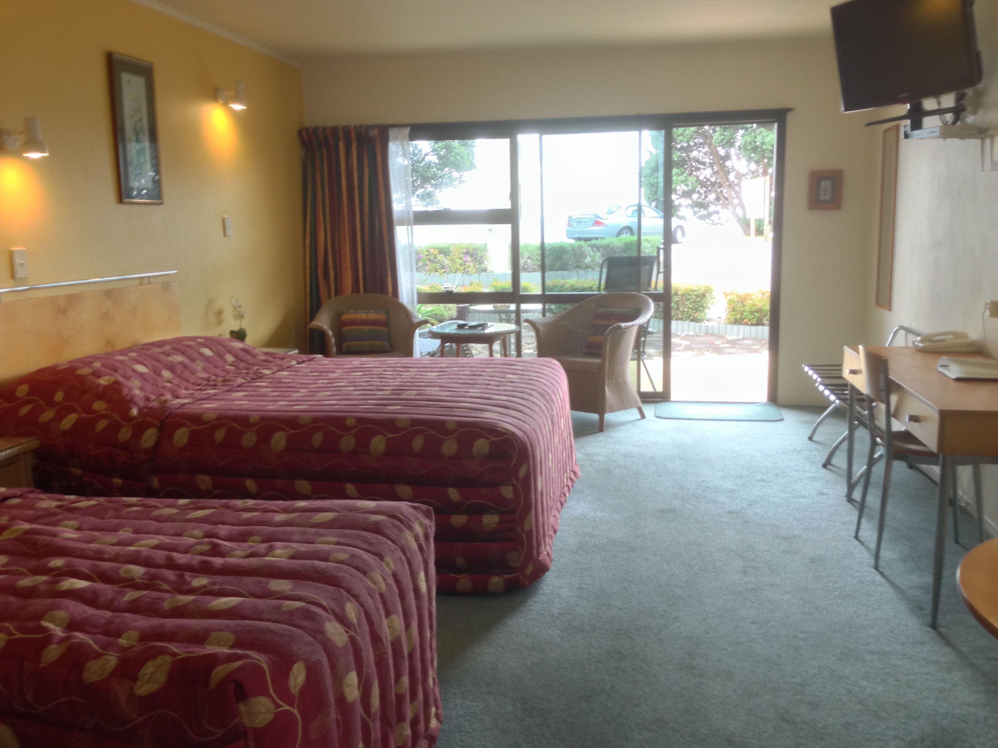 アイロン / アイロン台、WiFi (無料)、ベッドシーツ