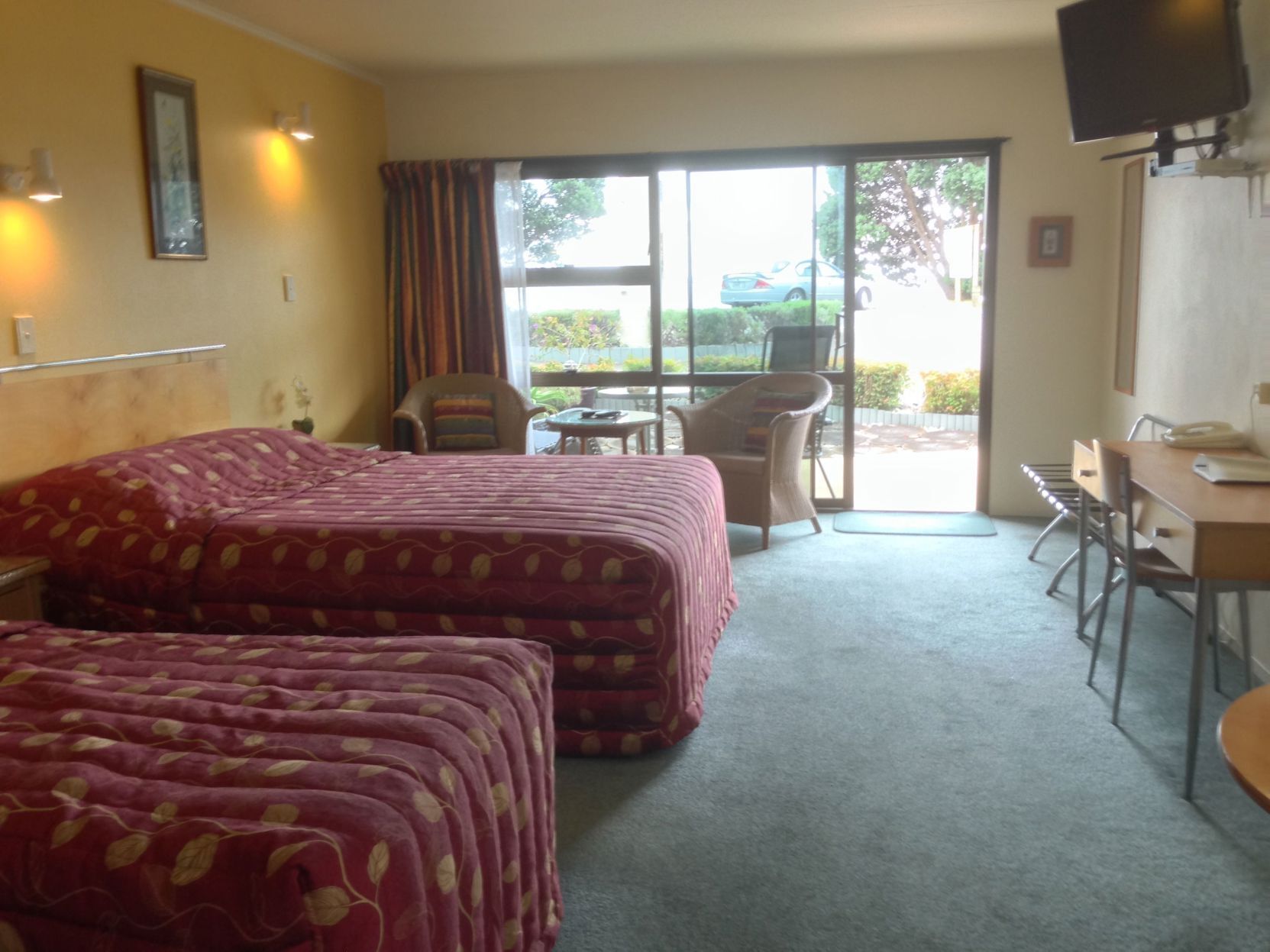 アイロン / アイロン台、WiFi (無料)、ベッドシーツ