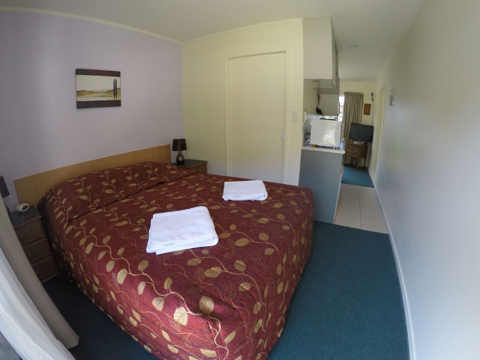 アイロン / アイロン台、WiFi (無料)、ベッドシーツ