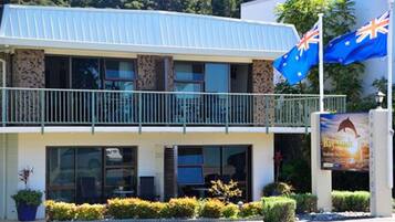 Vista frontal de la propiedad