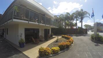 Vista frontal de la propiedad