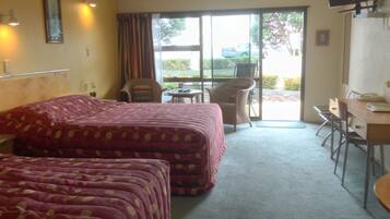 Tabla de planchar con plancha, wifi gratis y ropa de cama