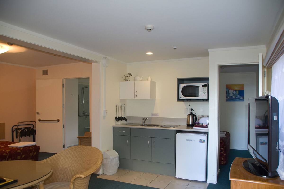 Iron/ironing board, free WiFi, bed sheets
