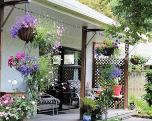 Outdoor dining - Annick House Bed and Breakfast (Nelson)