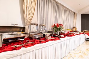 Sarapan dan makan malam dihidangkan 