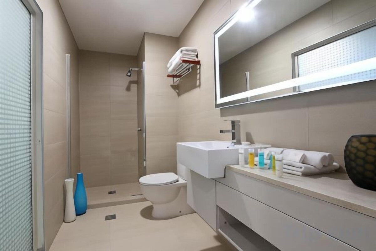 Bathroom | Shower, rainfall showerhead, free toiletries, hair dryer
