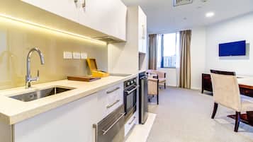 Premier-Studiosuite, 1 Schlafzimmer | Eigene Küche | Kühlschrank, Mikrowelle, Wasserkocher, Toaster