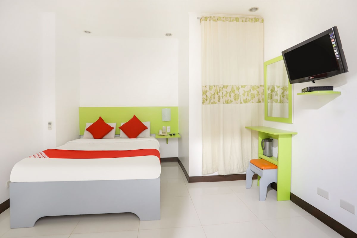 In-room safe, free WiFi, bed sheets