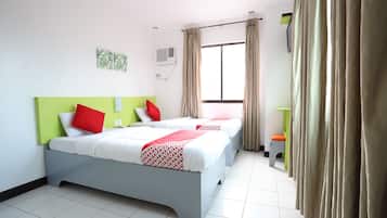 Quarto duplo superior | Cofres nos quartos, Wi-Fi de cortesia, roupa de cama