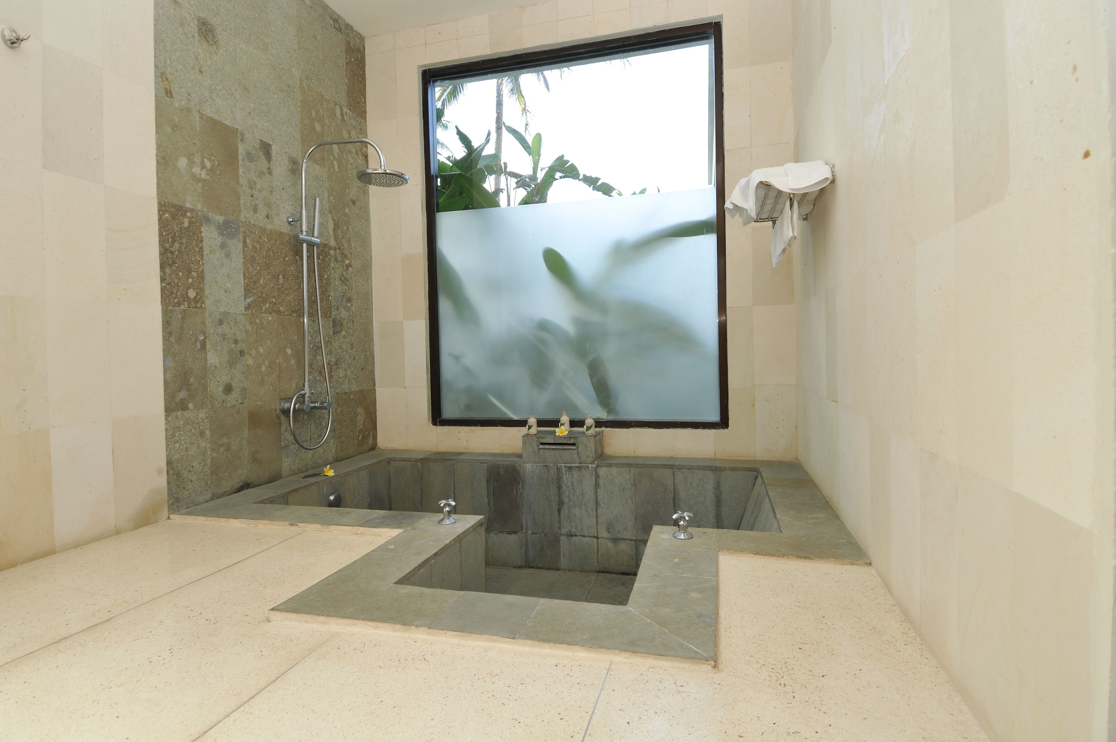 Kombinasi shower/bathtub, pengering rambut,  dan handuk