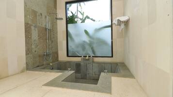 Kombinasi shower/bathtub, pengering rambut, dan handuk