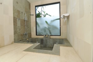 Kombinasi shower/bathtub, pengering rambut,  dan handuk
