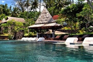 Una piscina al aire libre