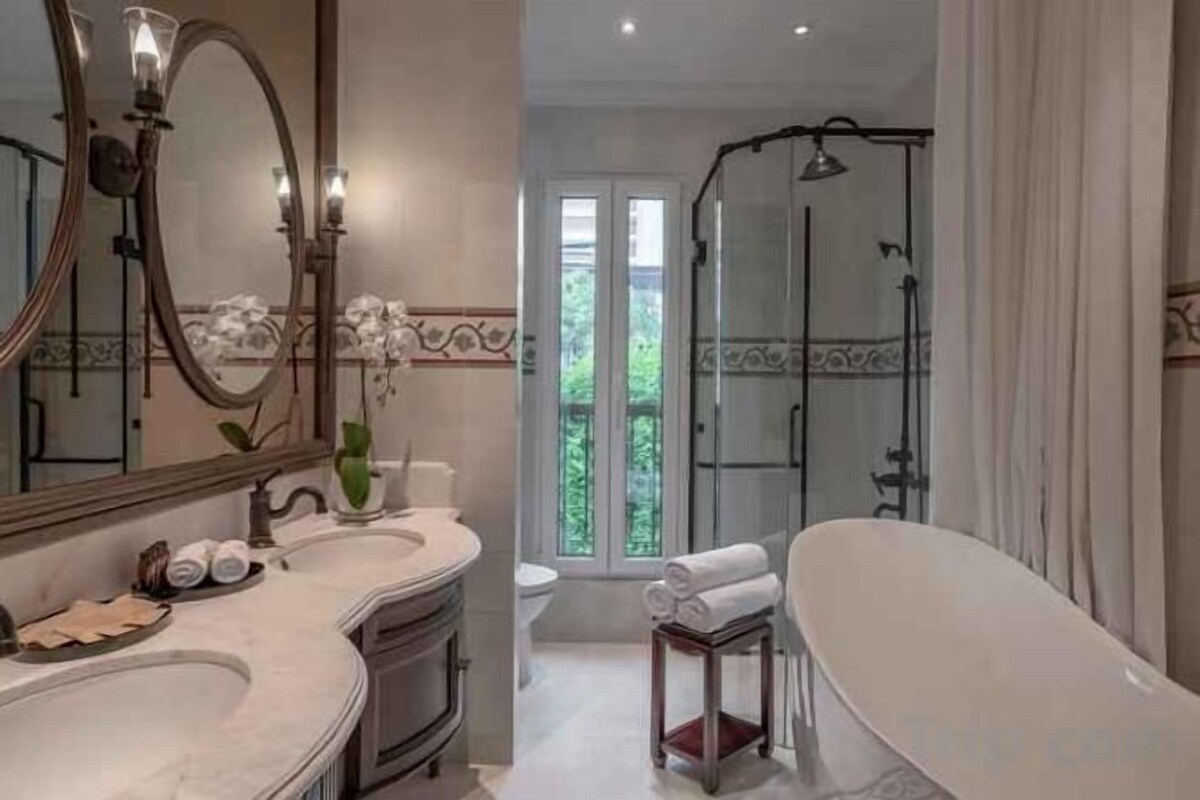 Salle de bain | Articles de toilette griffés, séchoir à cheveux, peignoirs, pantoufles