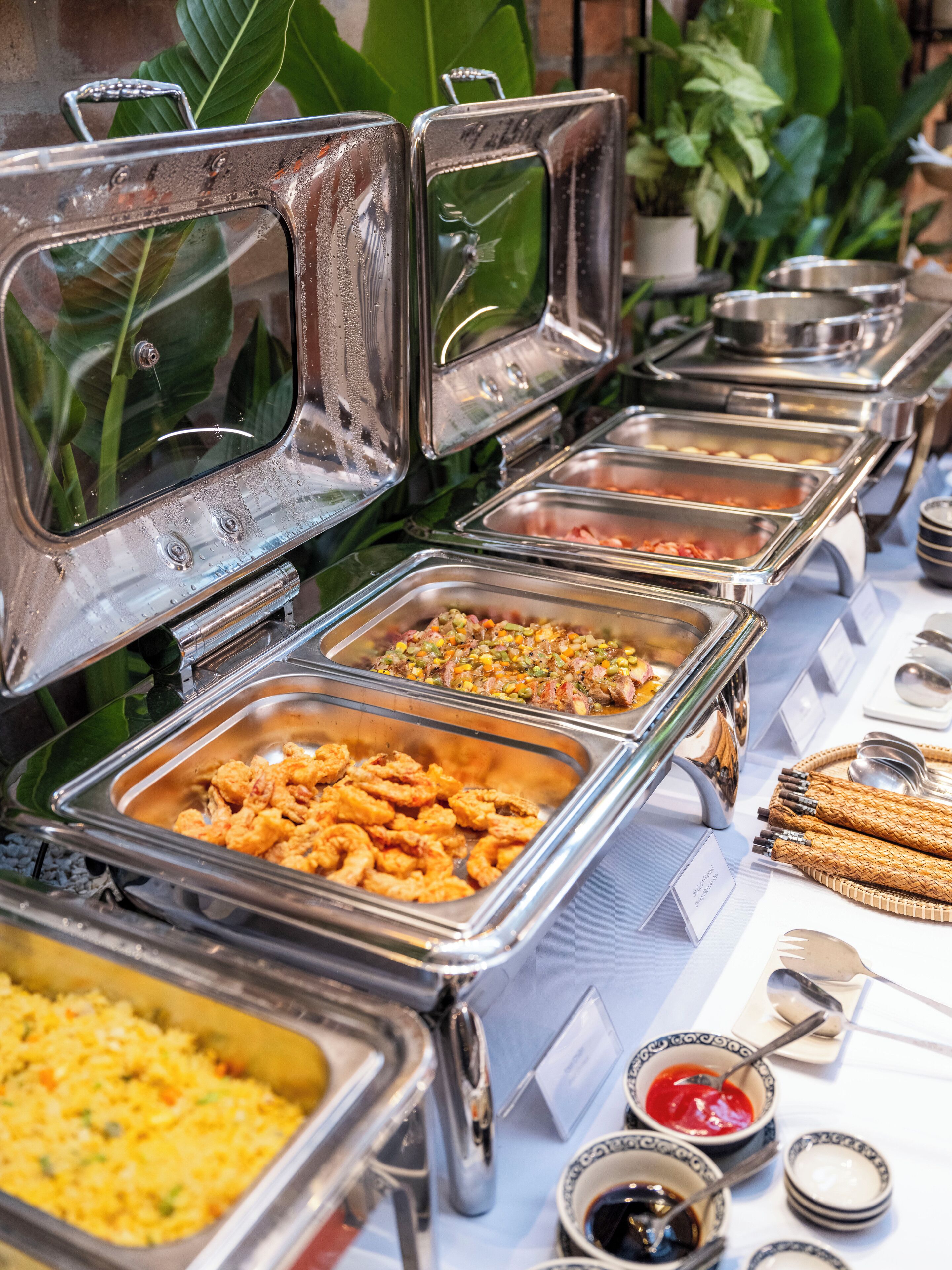 daily buffet breakfast (vnd 300000 per person)