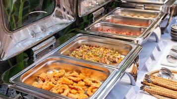 Daily buffet breakfast (VND 300000 per person)