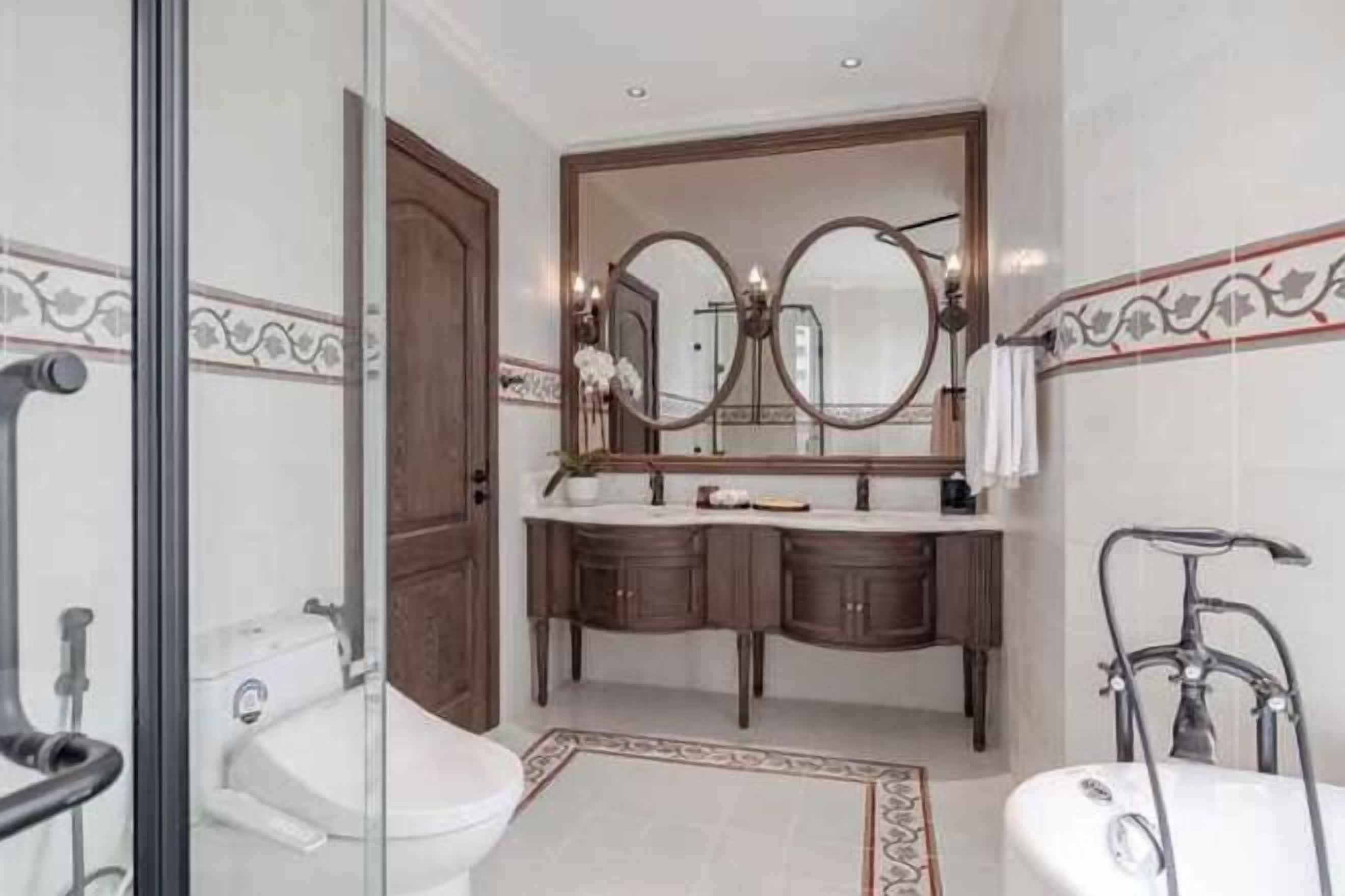 Banheiro | Produtos de toalete de grife, secador de cabelo, roupões de banho 