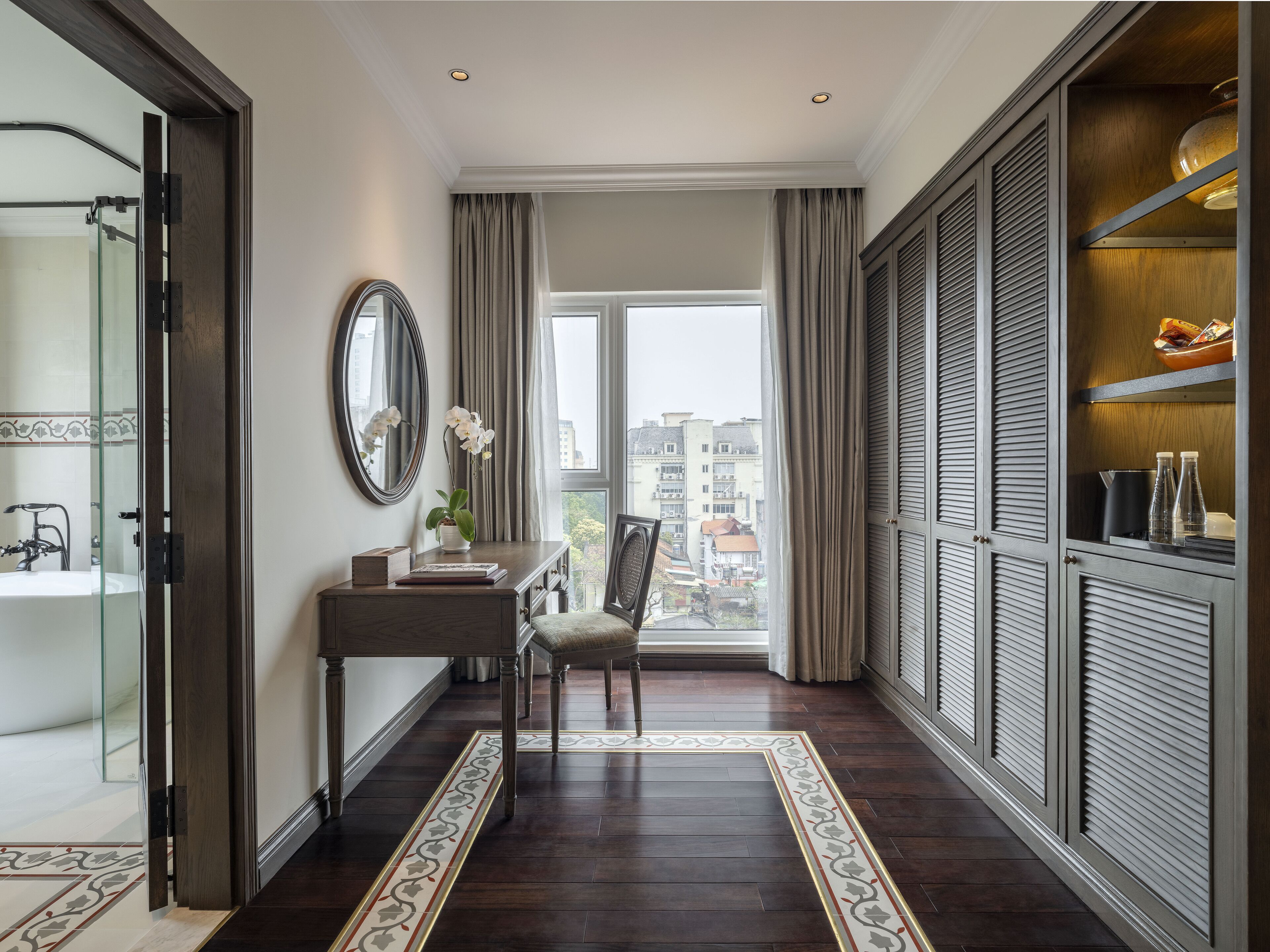 executive suite | living area | 42-inch smart tv with satellite channels, tv