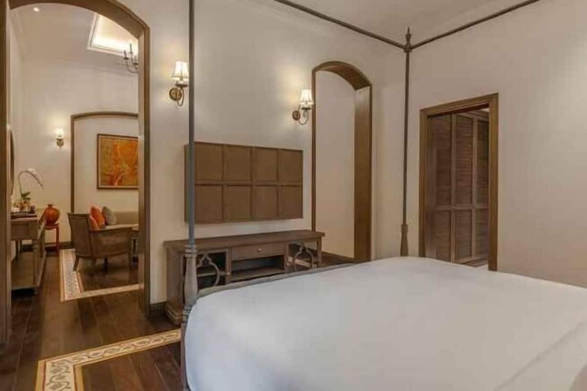 Egyptian cotton sheets, down duvets, pillow-top beds, minibar