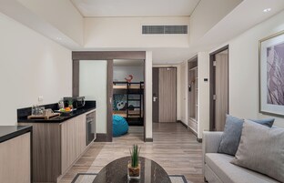 Minibar, caja de seguridad en la habitación y escritorio 