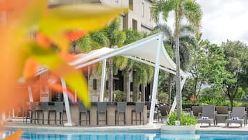 Piscine extérieure, parasols de plage, chaises longues