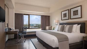 Deluxe Room | Minibar, in-room safe, desk, blackout drapes