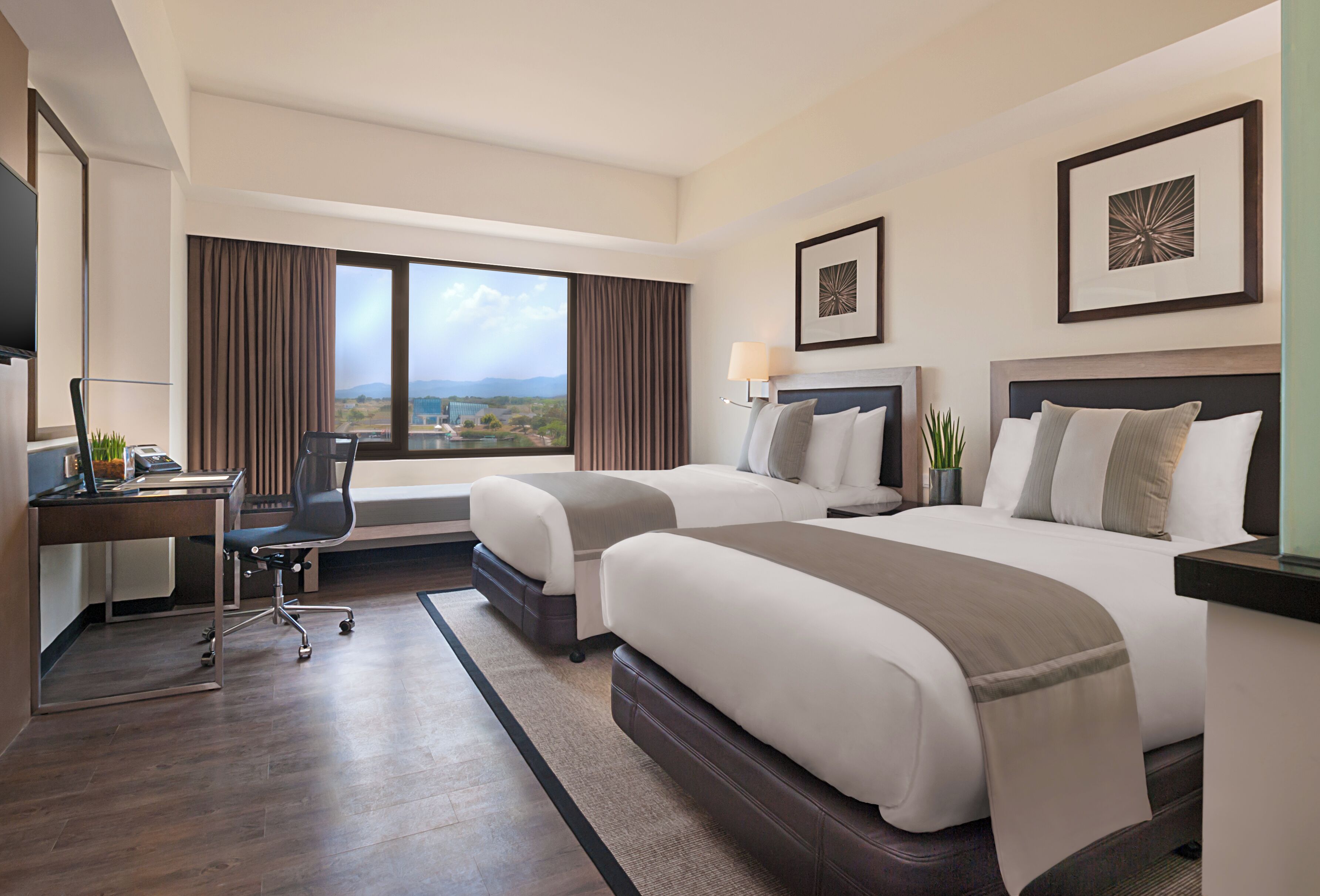 ミニバー、セーフティボックス (室内)、デスク、遮光カーテン