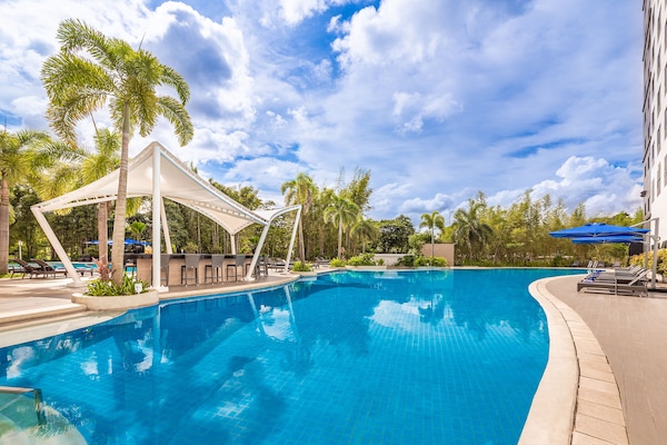 Kolam renang terbuka, dibuka dari pukul 7:00 hingga 20:00, payung kolam