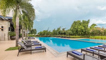 Piscine extérieure, parasols de plage, chaises longues