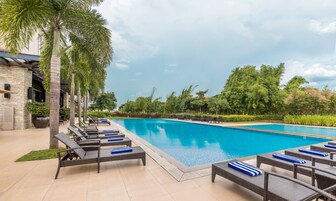 室外泳池；07:00 至 20:00 開放；泳池傘、躺椅