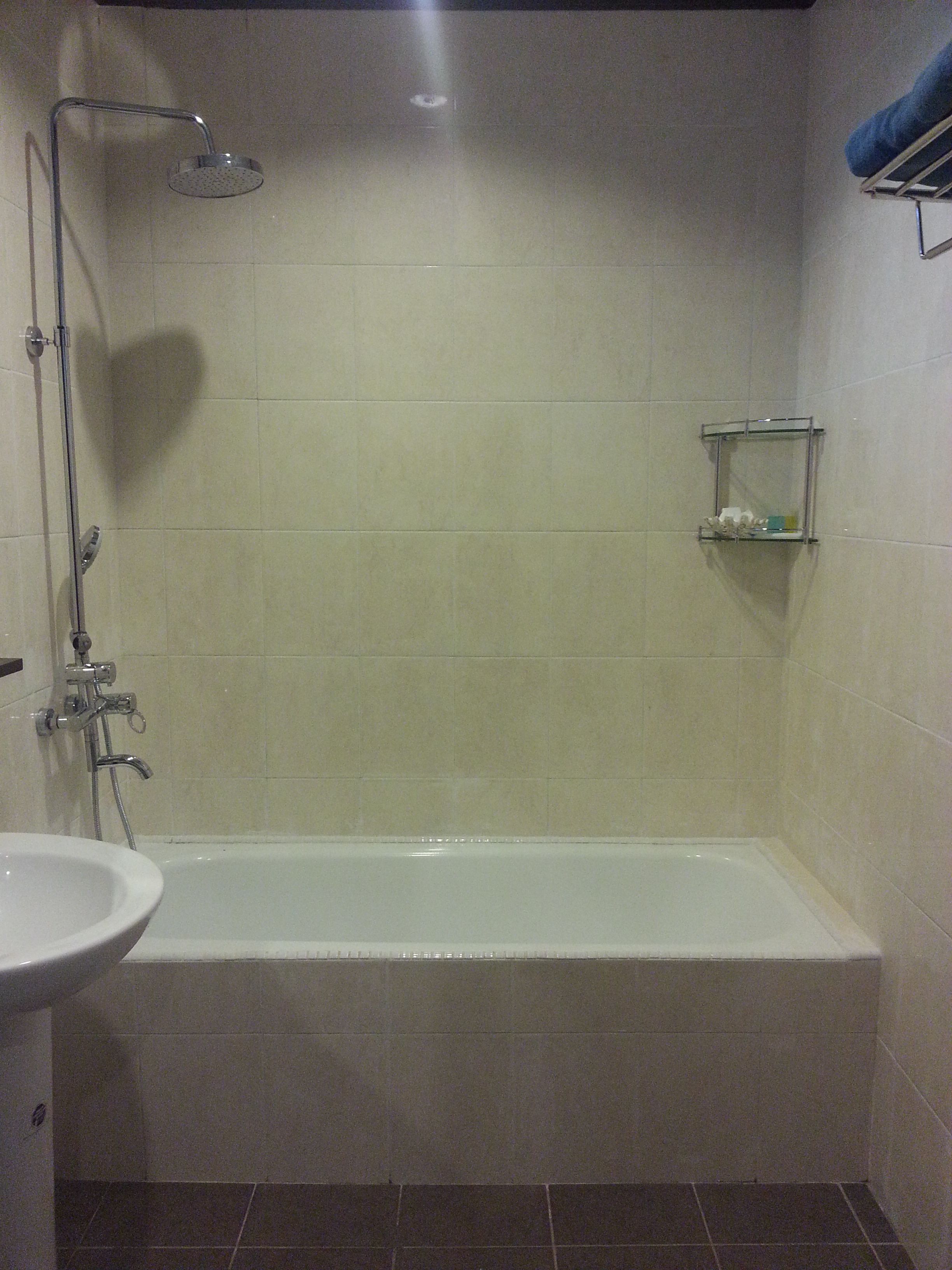 deluxe double room | bathroom | combined shower/bathtub, hair dryer, slippers, towels