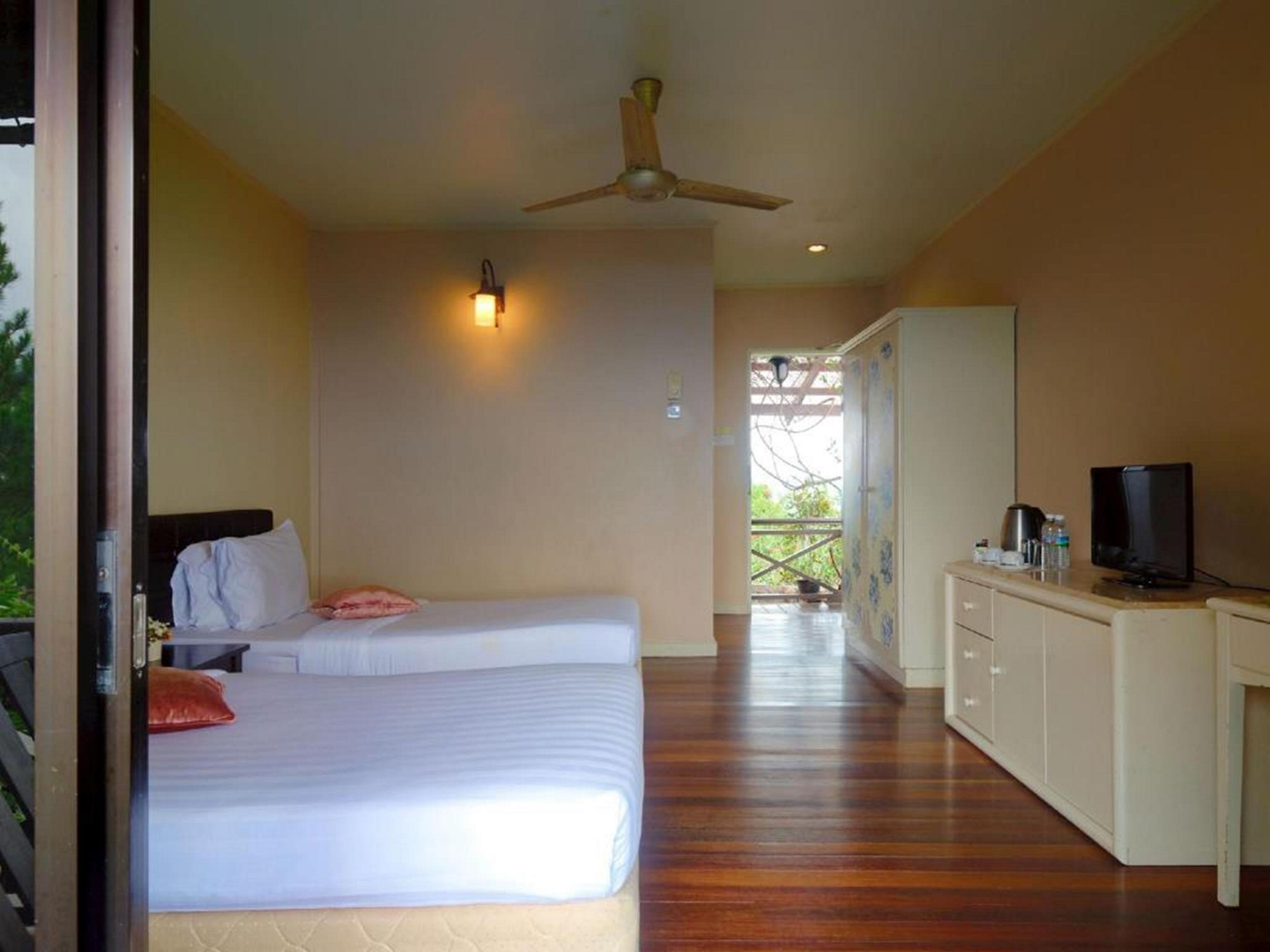 superior twin room | desk, free wifi, bed sheets