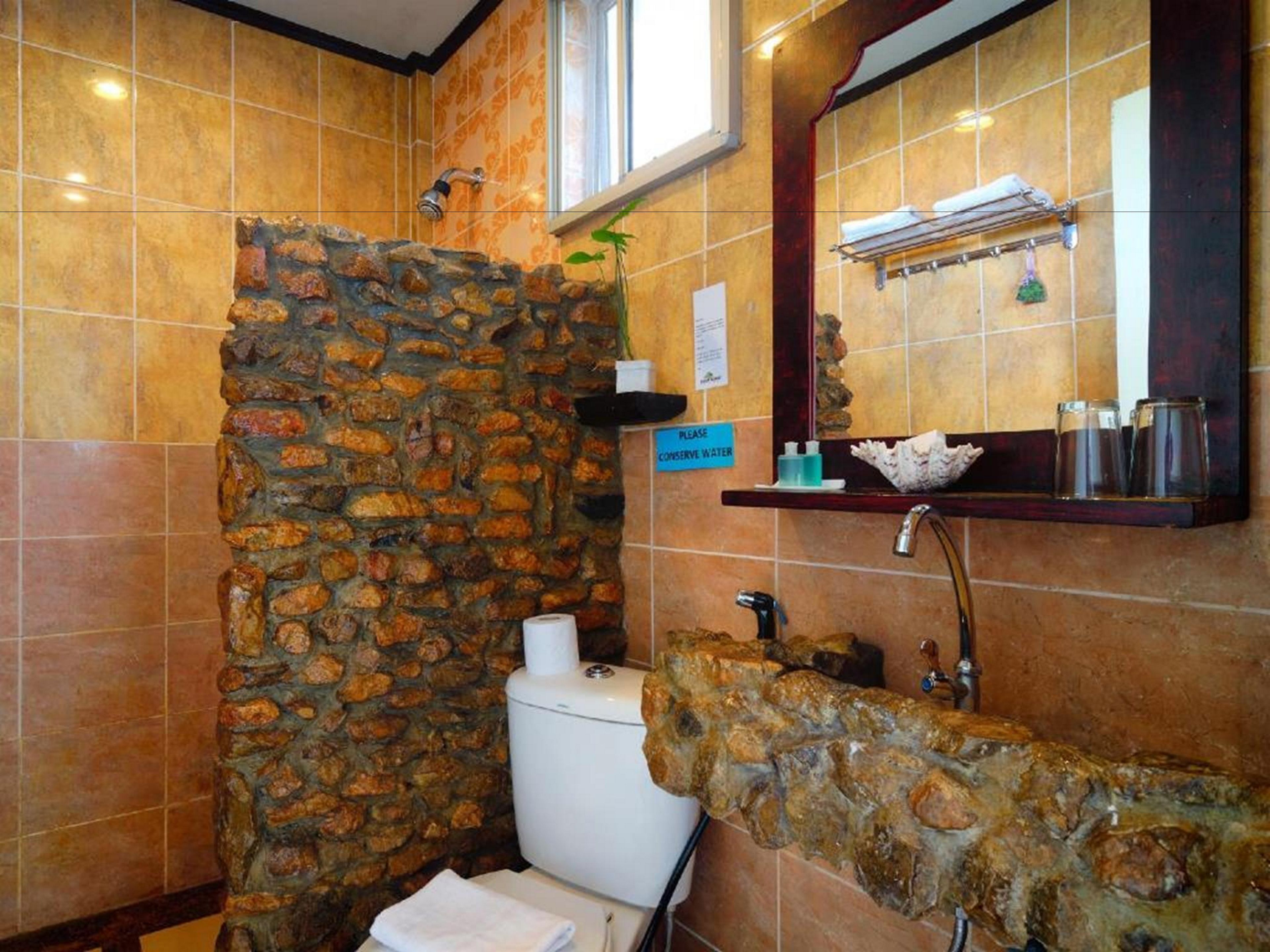 combined shower/bathtub, hair dryer, slippers, towels