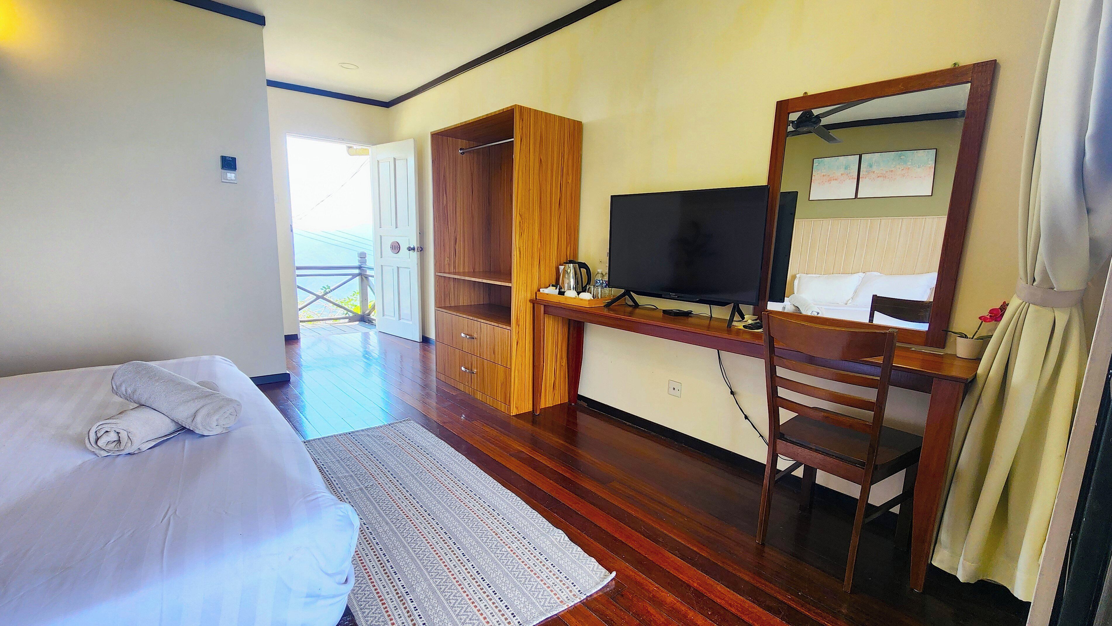 Escritorio, wifi gratis y ropa de cama 