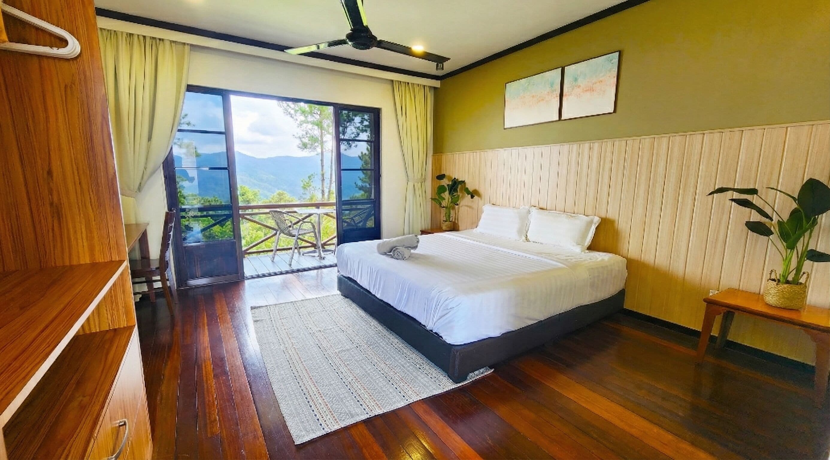 Escritorio, wifi gratis y ropa de cama 