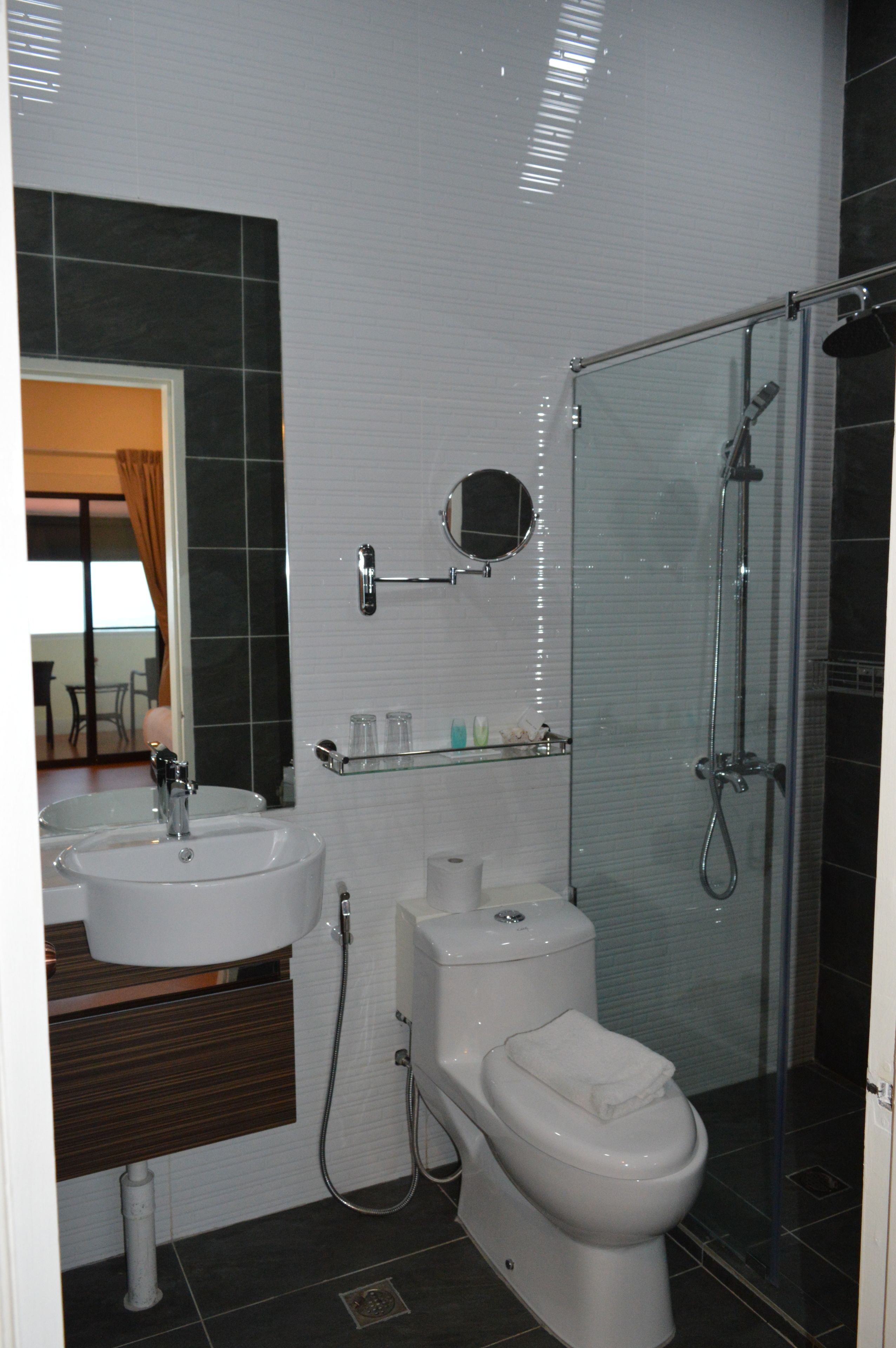 deluxe double room | bathroom | combined shower/bathtub, hair dryer, slippers, towels