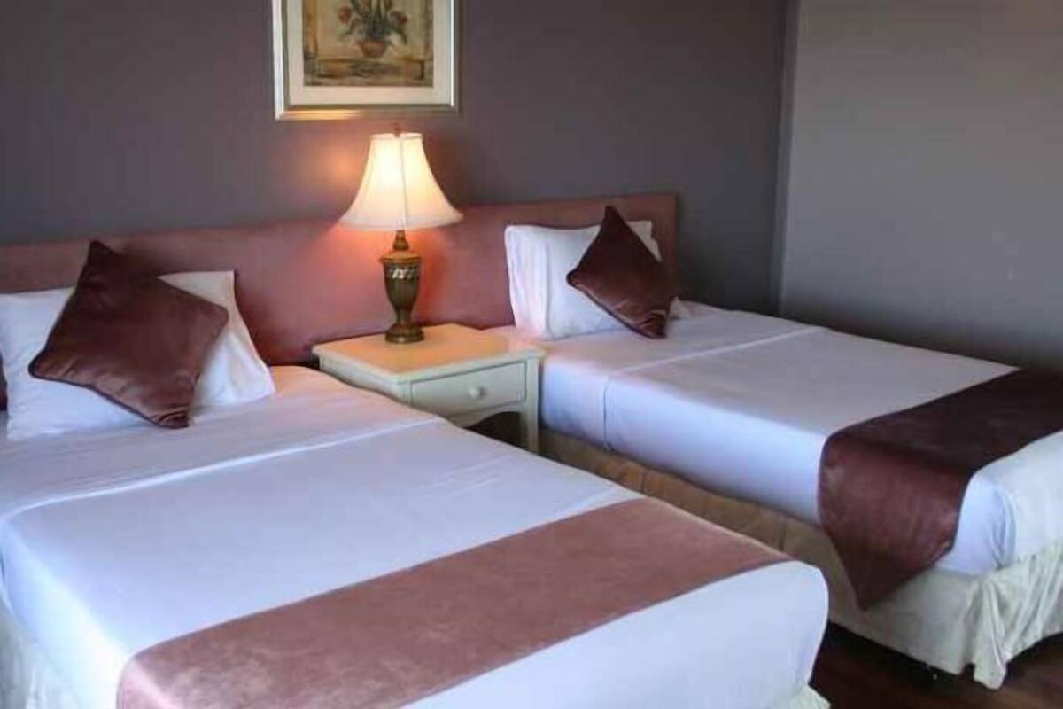 Escritorio, wifi gratis y ropa de cama