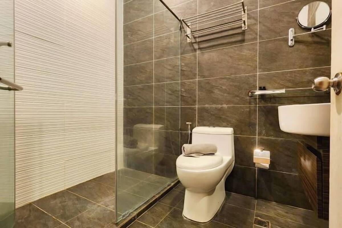 Un baño moderno con ducha, inodoro y lavamanos.