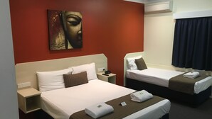Premium bedding, desk, laptop workspace, iron/ironing board - Bluewater Harbour Motel (Bowen)