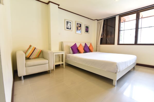 Caja de seguridad en la habitación y escritorio