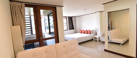 Junior-Suite | Zimmersafe, Schreibtisch, Zustellbetten, kostenloses WLAN