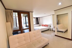 Caja de seguridad en la habitación y escritorio