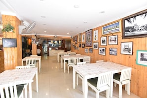 Desayuno a la carta diario (THB 150 por persona)